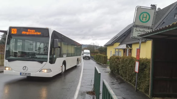 Steht ganz oben auf der Priorit&auml;tenliste zur Sanierung: das Warteh&auml;uschen der Bushaltestelle Lebenshilfe-Werkstatt Bega ist marode und wird erneuert. - &copy; Sylvia Frevert
