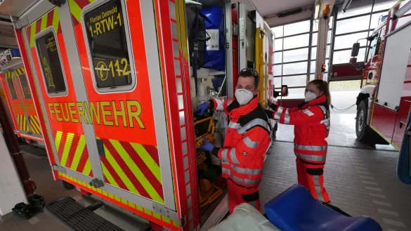 Mathias Brewe nimmt gerade einen Tragstuhl aus dem Rettungswagen. Damit werden Patienten Treppen herunter getragen. Seine Kollegin Michelle M&uuml;ller entfernt eine Schaufeltrage an der T&uuml;r, mit der Patienten schonend vom Boden aufgehoben werden k&ouml;nnen. - &copy; Jost Wolf