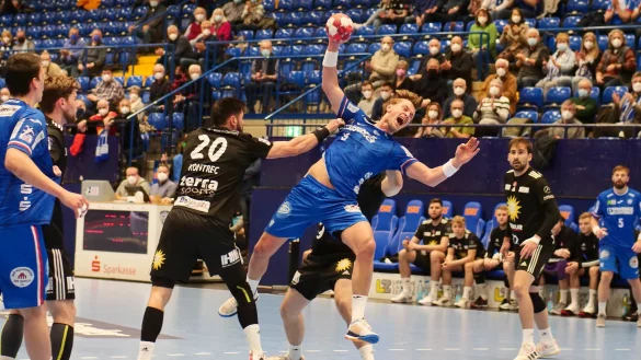 Auf Anhieb wieder der Chef beim TBV: Europameister Jonathan Carlsbogard steuerte f&uuml;nf Tore zum 27:22-Sieg bei. - &copy; J&ouml;rg Hagemann