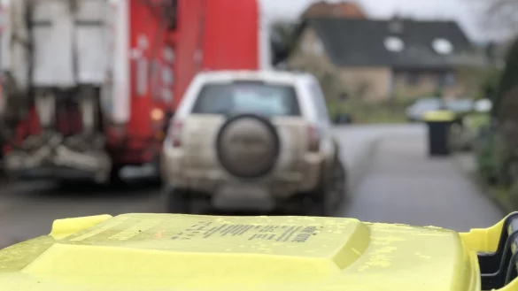 Der Plastikm&uuml;ll wird in Lemgo abgefahren. Mitunter mussten die M&uuml;llwagen dabei auch r&uuml;ckw&auml;rts in Stra&szlig;en hinein. Das darf jetzt nicht mehr sein. - &copy; Till Brand