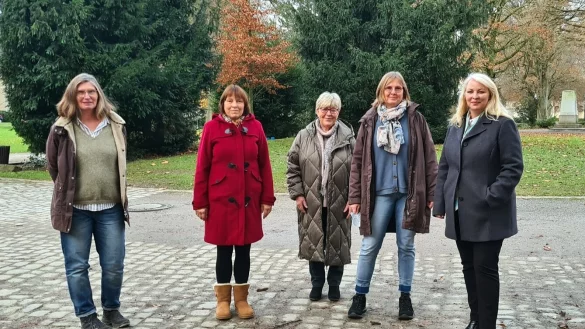 Die Lotsinnen Reinhild Meyer-Kern (von links), Ulrike Quakernack-Dielitzsch, Ulrike Ganster und Ruth Heuwes-Ahlers suchen gemeinsam mit Projektleiterin Margit Monika Hahn Verstärkung für den Beratungs- und Informations-Dienst. - © Kreis Lippe