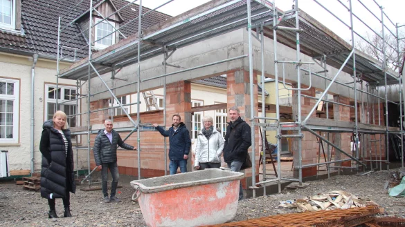 Noch einige Monate werden die Bauarbeiten f&uuml;r die Mensa dauern. Die Baustelle besichtigen (von links) Schulleiterin Antje Ehlebracht, Beigeordneter Thorsten Paulussen, Konrektor Tim Siekmann, Teamleiterin Petra Lesemann und Stadtplaner Thomas Kr&uuml;ger. - &copy; Cordula Gr&ouml;ne