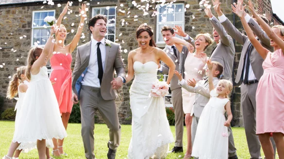 Wenn alles gut geht, dann k&ouml;nnen Hochzeiten im Sommer wieder so unbeschwert stattfinden wie vor der Pandemie. Bei den Gastronomen werden schon wieder Termine knapp. - &copy; Getty Images/iStockphoto