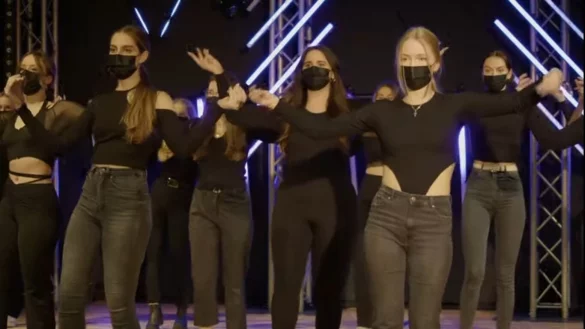 Schwarz in schwarz inklusive Maske: Beim &bdquo;Thursday Night Fever" zeigten die T&auml;nzerinnen des Gymnasiums, was sie drauf haben &ndash; live, aber ohne Publikum im Saal.&nbsp; - &copy; Nicole Ellerbrake