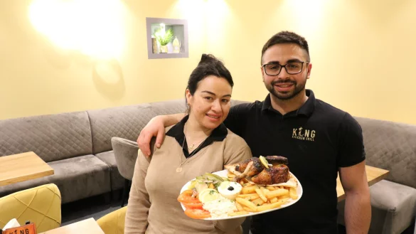 Samia Chaer und ihr Bruder Ibrahim mit einem gegrillten H&auml;hnchen in ihrem Lokal "King Chicken Grill". - &copy; Alexandra Schaller