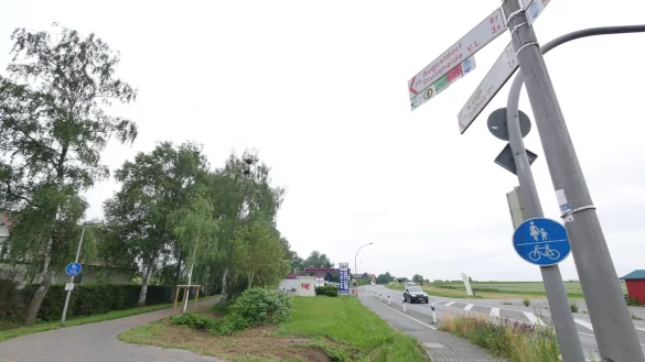 Zu Detmolds Radinfrastruktur geh&ouml;ren auch die Velorouten in die Ortsteile &ndash; hier biegt die Westroute in Heidenoldendorf auf den Birkendamm. - &copy; Archivfoto: Jost Wolf