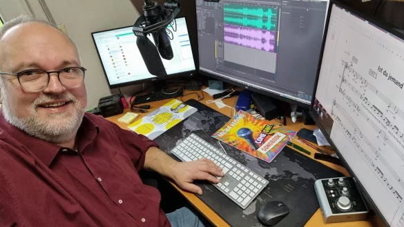 Chorleiter Uwe Rottkamp an seinem digitalen Musik-Arbeitsplatz, an dem beispielsweise auch &Uuml;bungshilfen f&uuml;r die einzelnen Chorstimmen produziert werden. - &copy; Uwe Rottkamp