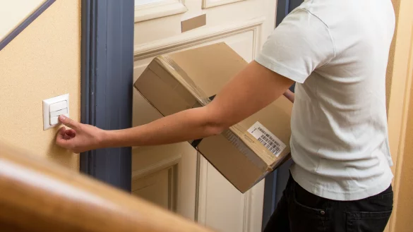 Mehrere Lieferungen verschiedener Anbieter am Tag an eine Adresse sind heute l&auml;ngst keine Seltenheit mehr. Kalletals B&uuml;rgermeister Mario Hecker sieht in sogenannten &bdquo;Mikro-Hubs" eine L&ouml;sung, diesen Lieferverkehr zu b&uuml;ndeln.&nbsp; - &copy; (c) dpa-tmn