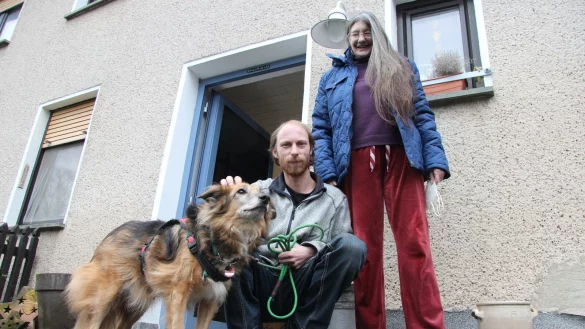 Andreas Rohrbach und Veronika B&ouml;geholz stehen mit Rosi vor dem Haus, aus dem sie im Mai ausziehen m&uuml;ssen. - &copy; Kirsten Fuhrmann