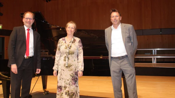 Rektor Prof. Dr. Thomas Grosse (links), Prorektorin Prof. Godelieve Schrama sowie B&uuml;rgermeister Frank Hilker Freuen sich auf die weitere Zusammenarbeit. - &copy; Hochschule f&uuml;r Musik Detmold/Plettenberg