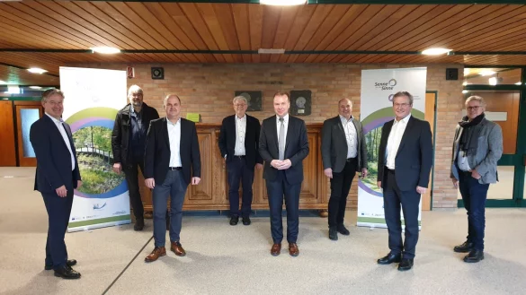 Die Senne-Anrainerkonferenz tagte nach zwei Jahren erstmals wieder (von links): Bürgermeister Michael Berens (Hövelhof), Peter Rüther (Biologische Station), die Bürgermeister Marcus Püster (Schlangen), Thomas Katzer (Augustdorf), Ulrich Lange (Bad Lippspringe), Hubert Erichlandwehr (Schloß Holte-Stukenbrock), Michael Dreier (Paderborn) sowie Thomas Lammering (Techn. Beigeordneter Detmold). - © Stadt Schloß Holte-Stukenbrock