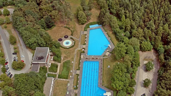 So sieht das Freibad von oben betrachtet aus. Laut Thomas Reimeier, Verwaltungsleiter des Fachbereichs Bauen und Umwelt, war f&uuml;r eine F&ouml;rderung Voraussetzung, dass die Wasserfl&auml;che verringert wird. - &copy; J&ouml;rg Czyborra