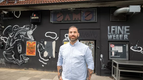 Serkan Besiroglu (40) ist seit 2010 Inhaber vom "Sam's", hat schon seine Ausbildung dort gemacht. Zum Jahresende ist jetzt Schluss an der Mauerstraße - nach 45 Jahren. Besiroglu sucht aber eine neue Location für den Kult-Club. - © Oliver Krato