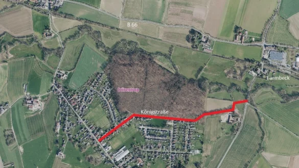 Die Gemeinde D&ouml;rentrup will die Radverkehrssituation der K&ouml;nigstra&szlig;e in Spork verbessern. Um eine Verbindung von der Mittelstra&szlig;e am westlichen Ende bis zur Farmbecker Stra&szlig;e am &ouml;stlichen Ende zu schaffen - rot dargestellt -, k&ouml;nnte das letzte St&uuml;ck Richtung Farmbeck befestigt werden. Im Moment ist es eine Schotterpiste. - &copy; Geoportal NRW, Jens Rademacher