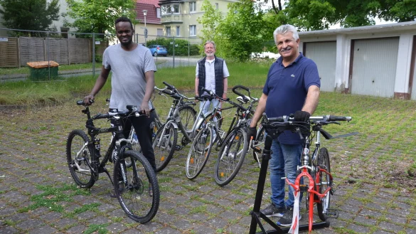 Lukmann Khalaf (rechts) repariert das Fahrrad von Hassan Adouur (links). Karl-Heinrich Becker (Mitte) engagiert sich als Fl&uuml;chtlingshelfer seit Jahren f&uuml;r die Fahrradwerkstatt an der K&ouml;nigsberger Stra&szlig;e. - &copy; Georg K&auml;lble