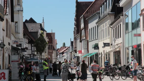 Bei sch&ouml;nstem Fr&uuml;hlingswetter zieht es die Lemgoer &ndash; dank der derzeitigen Lockerungen der Schutzverordnung &ndash; wieder zahlreicher in die Innenstadt. - &copy; Carolin Brokmann-F&ouml;rster
