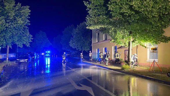 Weil der D&ouml;rentruper seine Kinder eingesperrt hat und in der Wohnung Feuer machte, sitzt er nun in U-Haft. Auch die Feuerwehr ist am Sonntagabend zum Tatort ausger&uuml;ckt. - &copy; Feuerwehr D&ouml;rentrup