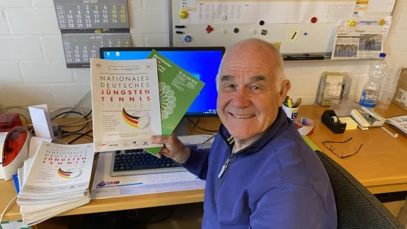 Der Arbeitsplatz von Dieter Schraer ist beim Jüngstentennis-Turnier vor dem Computer.
Foto: Sebastian Lucas - © Sebastian Lucas