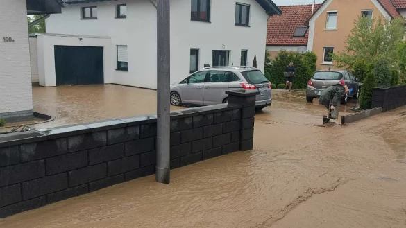 Anwohner der Straße Detmolder Weg kämpfen am Feiertag gegen die Wassermassen. - © Philip Marx