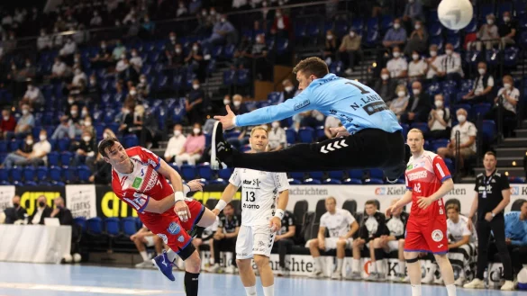 Der fliegende Niklas Landin irritiert hier Isaias Guardiola, der allerdings klar im Kreis steht. Foto: Dirk Reps/imago-images - &copy; imago images/Reps