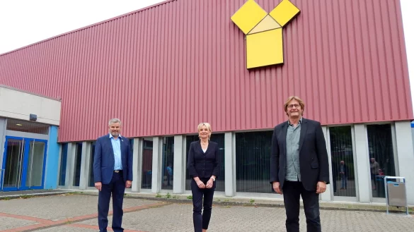 B&uuml;rgermeister Dirk Becker (links) ist gespannt, was Ute R&ouml;der vom Kreis Lippe und G&uuml;nter Weigel von der Lippe Tourismus und Marketing GmbH &uuml;ber die Klimaerlebniswelt zu berichten haben. - &copy; Gunter Held