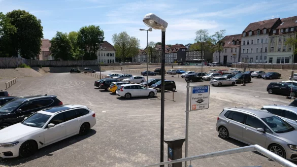 Der Parkplatz in der Baugrube am Hornschen Tor ist selbst an Markttagen vormittags kaum belegt. - © Sven Koch