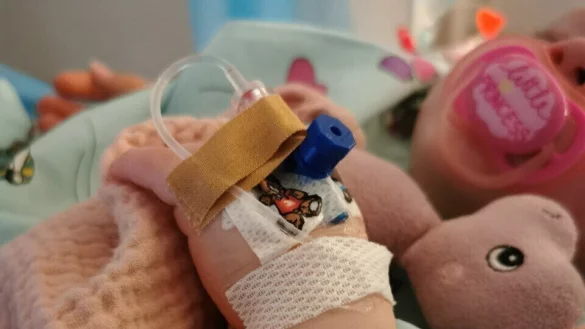 Die einjährige Melia braucht dringend eine Stammzellspende, um den Blutkrebs zu bekämpfen. - © Julian Schubert