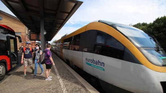 Dieseltriebwagen im Bahnhof Lemgo. - &copy; Archivfoto: Jens Rademacher