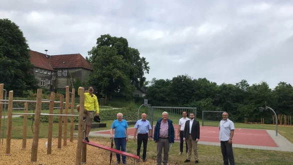 Bild von links: Martin Thiel (FWG), Lutz M&uuml;ller (CDU), Roger Ritter (FDP), Thomas Katzer (B&uuml;rgermeister), Manuel Br&ouml;ker (Fachbereichsleiter FB IV Bauen, Planen und Umwelt, Mats Uffe Schubert (Ausschussvorsitzender BPU) und
Manfred Wagner (ehemaliger Mitarbeiter FB IV.). - &copy; Gemeinde Augustdorf