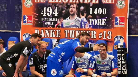 Ein plakativer Dank: Unter dem Legenden-Banner t&uuml;fteln Florian Kehrmann, Matthias Struck, Christoph Theuerkauf und Gedeon Guardiola am n&auml;chsten Spielzug. Fotos (2): J&ouml;rg Hagemann - &copy; J&ouml;rg Hagemann
