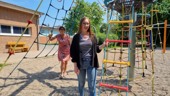 Mit Spa&szlig; bei der Arbeit: Emily Enns (vorne) hat in ihrem freiwilligen sozialen Jahr (FSJ) an der Grundschule D&ouml;rentrup viele sch&ouml;ne Erfahrungen gemacht - und sie konnte sich in der Zeit Gedanken &uuml;ber ihre berufliche Zukunft machen. Schulleiterin Bettina Rehmeier sucht ab September einen Nachfolger. - &copy; Yannick Sonntag