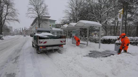 In der Leopoldstra&szlig;e sind Mitarbeiter der Stadt dabei, eine Bushaltestelle freizuschaufeln. - &copy; Jost Wolf