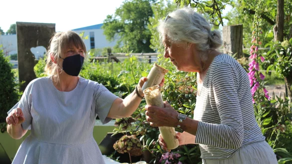 Back-Expertin Birgit Brinkmann bittet Helga Scheibe (von links) zum Sauerteig-Geruchstest. - &copy; Sandra Castrup
