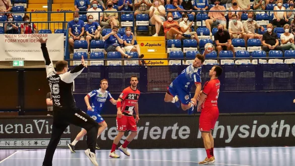 Lemgos Dani Baijens setzt von Halbrechts den Hebel an, findet aber in Melsungens Torh&uuml;ter Nebojsa Simic (links) seinen Meister. - &copy; J&ouml;rg Hagemann