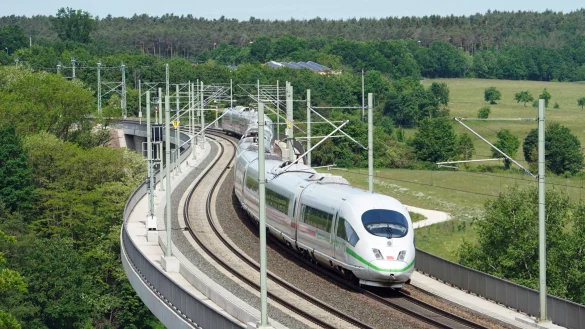 Ein ICE f&auml;hrt auf einer zweigleisigen Schnellbahntrasse, wie sie m&ouml;glicherweise auch durch Bad Salzuflen gebaut wird. - &copy; Deutsche Bahn AG / Volker Emersleben