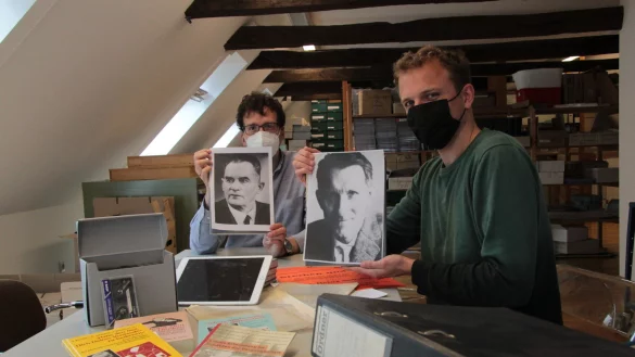 Das Stadtarchiv hat neue St&uuml;cke zu den ehemaligen Lemgoer Lehrern erhalten. Stadtarchivar Marcel Oeben (links) h&auml;lt ein Bild von Dr. Ulrich Walter, Geschichtslehrer Dr. Florian Lueke eines von Dr. Ernst Werner. - &copy; Carolin Brokmann-F&ouml;rster