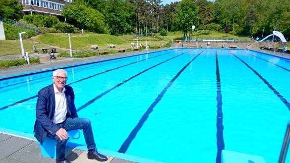 Stadtwerkechef Peter Synowski, der auch f&uuml;r die B&auml;der zust&auml;ndig ist, sitzt auf einem der Startbl&ouml;cke, hinter sich das 50 Meter lange Schwimmerbecken. - &copy; Gunter Held