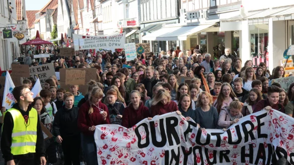 Im Herbst 2019 ziehen 600 Menschen bei &bdquo;Fridays for Future" durch die Mittelstra&szlig;e. Archivfoto. - &copy; Carolin Brokmann