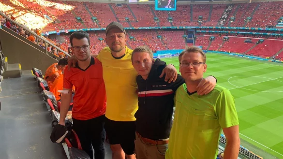 FC Unteres Kalletal auf Achse. Die Schiedsrichter Thomas Gerbrandt und Timo Franz-Sauerbier sowie Spieler Armin Kielsmeier und Omann Waldemar Peters (von links) in der Johann-Cruijff-Arena in Amsterdam. - &copy; Timo Franz-Sauerbier