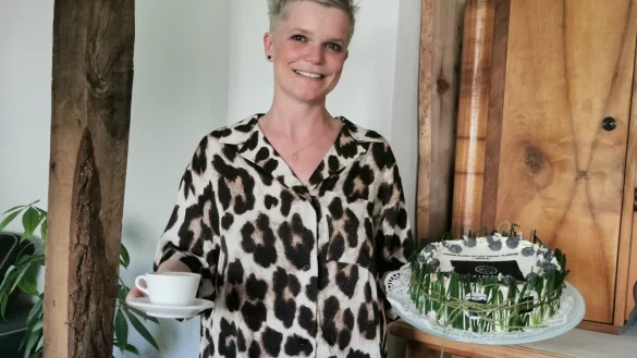 Serviert ab Juli Kaffee, Kuchen und Wein in Alverdissen: Sarah Schalofsky, hier mit einer herzhaften Torte, die sie zu ihrem letzten Arbeitstag als Angestellte geschenkt bekam. - &copy; Sylvia Frevert