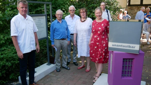 Andreas Mattke (von links), Martin Hankemeier, Dr. R&uuml;diger Henke, Christ-Dore Richter, Dr. B&auml;rbel Sunderbrink und Dr. Nikolas R&uuml;gge weihen die neue Stele ein.&nbsp; - &copy; Thomas Kr&uuml;gler