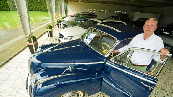 Kurt Tweesmann mit dem "Barock-Engel", dem BMW V8 aus dem Jahr 1963 auf einer Ausstellungsfl&auml;che. - &copy; Nicole Ellerbrake