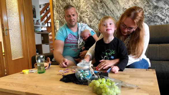 Vater Achim Zimmermann h&auml;lt Sohn Jonathan im Arm, w&auml;hrend sich Mareike Zimmermann mit Maximilian besch&auml;ftigt. Foto: Sven Kienscherf - &copy; Sven Kienscherf