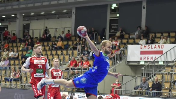 Die Nordhorner Stegefelt, Possehl und Visser (von links) sehen nur die Hacken von Alexander Reimann. Foto: J&uuml;rgen L&uuml;ken - &copy; Grafschafter Nachrichten