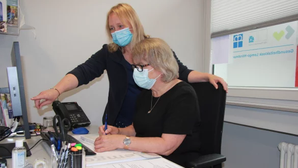 Andrea Kästing und Emma Smoljanow (sitzend) im Gesundheitskiosk Hörstmar. - © Katrin Kantelberg