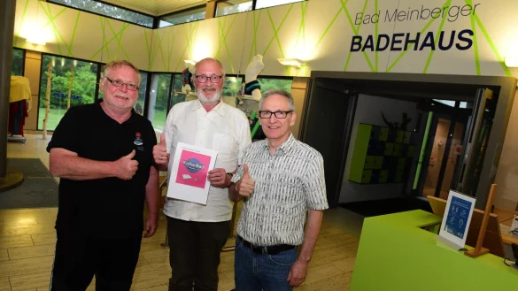 Foto: 2. Vorsitzender Dietmar Kluge, 1. Vorsitzender Ingo Ostheide, Kassenwart J&uuml;rgen Hornung im Badehaus, wo k&uuml;nftig die Veranstaltungen stattfinden werden.&nbsp; - &copy; Nicole Ellerbrake