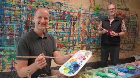 &Uuml;ber gemeinsame Ma&szlig;nahmen, wie beispielsweise das Malen, kommen Einrichtungsleiter Holger Nickel (links) und Psychologe Uwe Lange mit den Kindern und Jugendlichen ins Gespr&auml;ch. - &copy; Michaela Wei&szlig;e