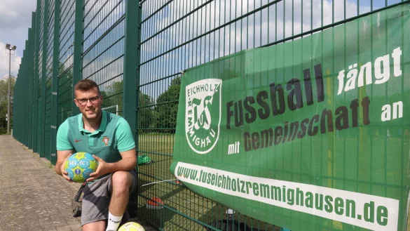 Den Handball in den H&auml;nden, den Fu&szlig;ball am Fu&szlig;: Noah Pais Cardoso am Sportplatz des TuS Eichholz-Remmighausen. - &copy; Oliver K&ouml;nig