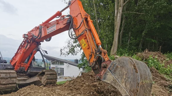 Der Bagger hat fr&uuml;her als beabsichtigt Fakten geschaffen: ein Walldurchbruch mit Baumrodung am Kunstrasenplatz hat die Gr&uuml;nen auf den Plan gerufen. - &copy; Sylvia Frevert