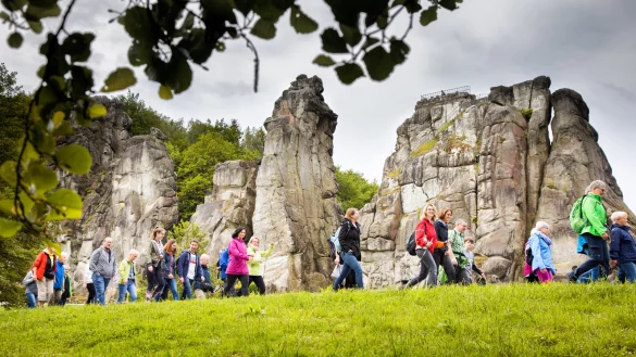 Die Externsteine geh&ouml;ren zu den beliebtesten Ausflugszielen Lippes, auch die Sternwanderung f&uuml;hrte 2019 dort vorbei. Wie andere Sehensw&uuml;rdigkeiten waren sie 2020 nur eingeschr&auml;nkt zu besichtigen &ndash; mit Folgen f&uuml;r die Touristikbetriebe.&nbsp; - &copy; Archivfoto: Torben Gocke
